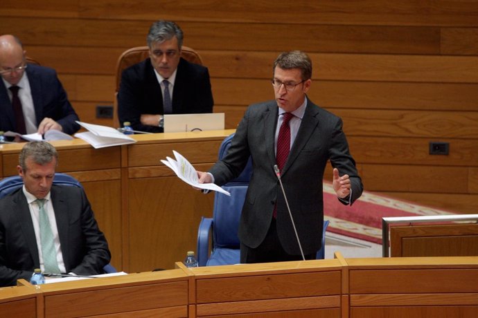 El presidente da Xunta, Alberto Núñez Feijóo, en el pleno del Parlamento.