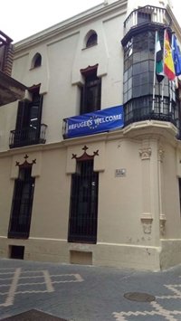 La Agencia Extremeña de Cooperación coloca en su sede de Mérida una pancarta de bienvenida a los refugiados