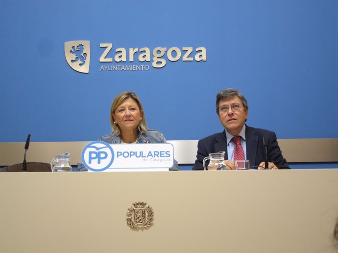 Los concejales del PP, Patricia Cavero y José Ignacio Senao, en el Ayuntamiento 