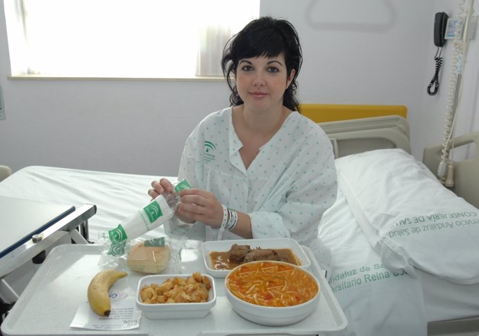 Una Paciente Con Una Bandeja De Menú Del Hospital Reina Sofía De Córdoba
