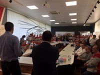 Pedro Sánchez se reúne en Seat con Matías Carnero (UGT) y delegados sindicales