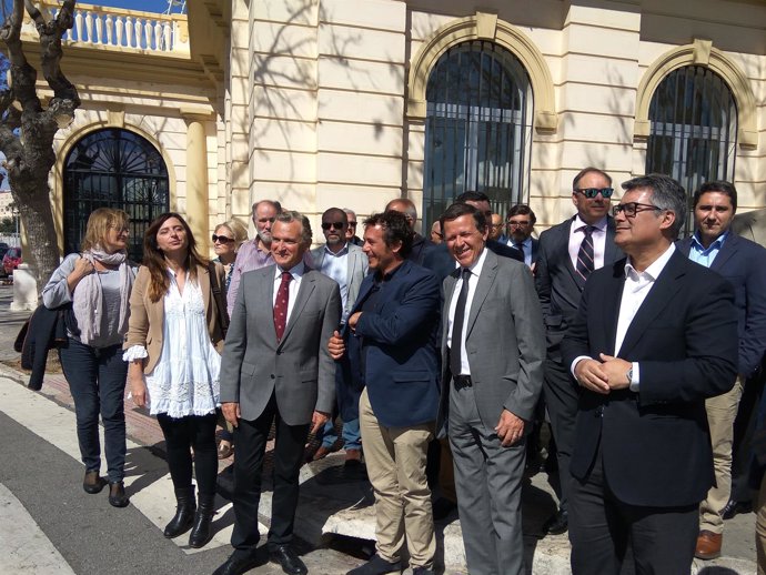 Plata con alcalde de cádiz kichi gonzález puerto visita málaga integración