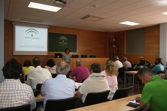 Nota De Prensa Y Fotografía. La Junta Presenta A Más De Veinte Escuelas Náuticas