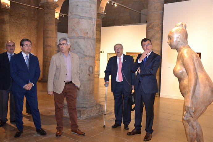 Pacheco, Páez, García y Ballesta, ante la escultura La Primavera, de Campillo