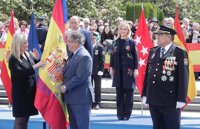 Zoido entrega el uso de la bandera de España a la Jefatura de Policía y la defiende como símbolo de "un proyecto común"