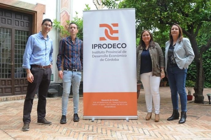 Carrillo (centro) presenta el nuevo logo de Iprodeco