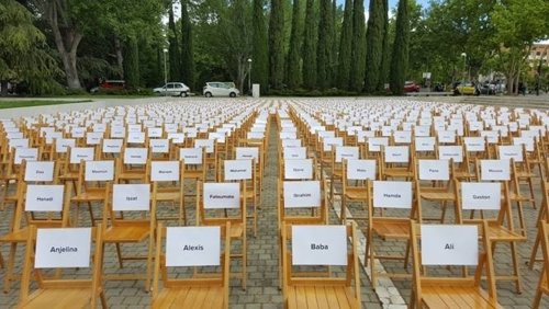 Sillas vacías representando los refugiados que aún no han llegado a España