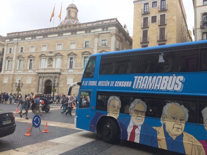 El Tramabús de Podem davant la Generalitat a Barcelona