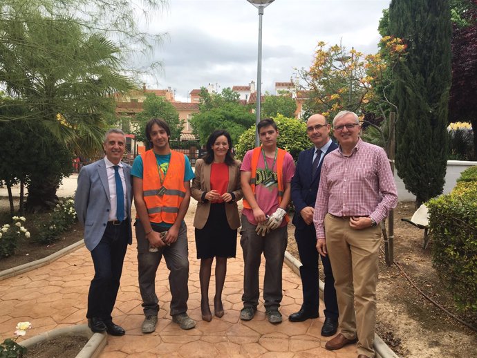 Crespín (centro), con Pérez y Carmona en el paseo de la calle Margaritas