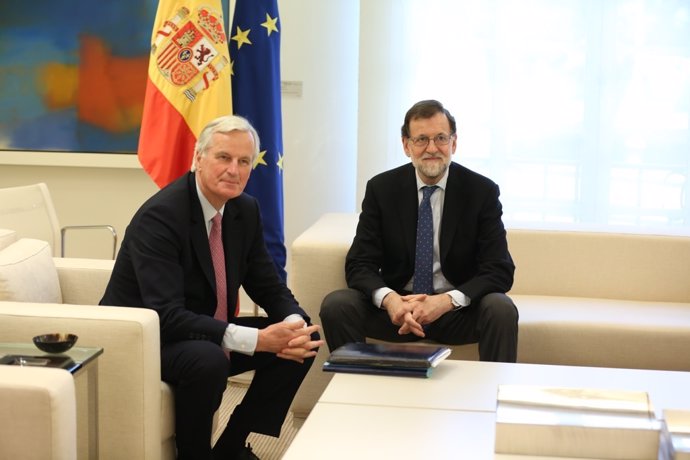 Rajoy con el negociador-jefe de la CE para la salida del Reino Unido de la UE