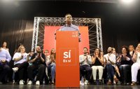Pedro Sánchez exige al senador Carles Mulet una disculpa por romper una foto de Susana Díaz