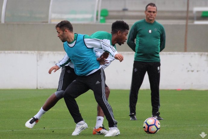 Alexis Trujillo supervisa el entrenamiento del Betis