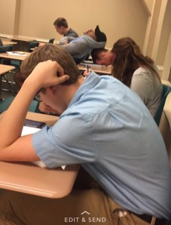 La épica postura para dormir en clase de estos dos alumnos te va a hacer reír