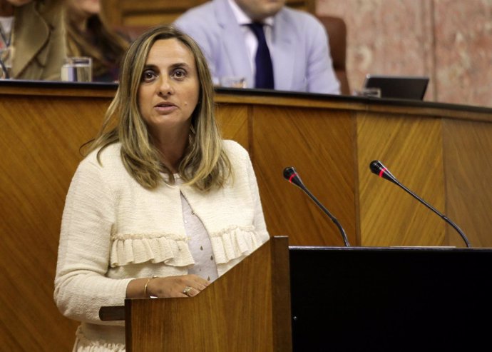 La parlamentaria del PP-A Marifrán Carazo defendiendo la proposición de ley