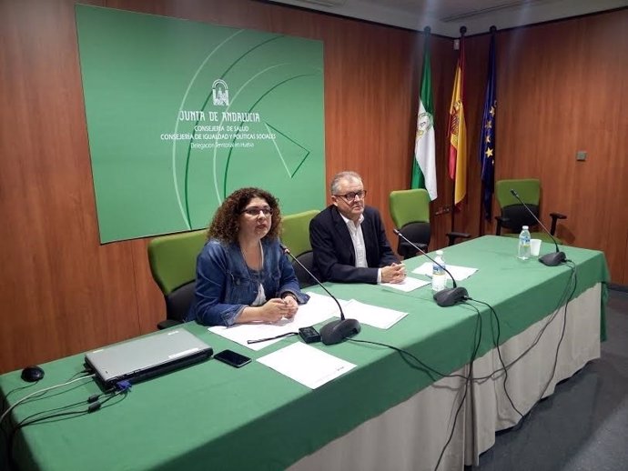 El delegado de Salud en Huelva, Rafael López, y coordinadora de IAM, Eva Salazar