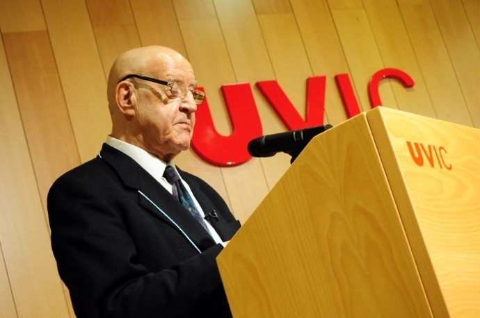 Emili Teixidor en ser investit doctor Honoris causa per la UVic