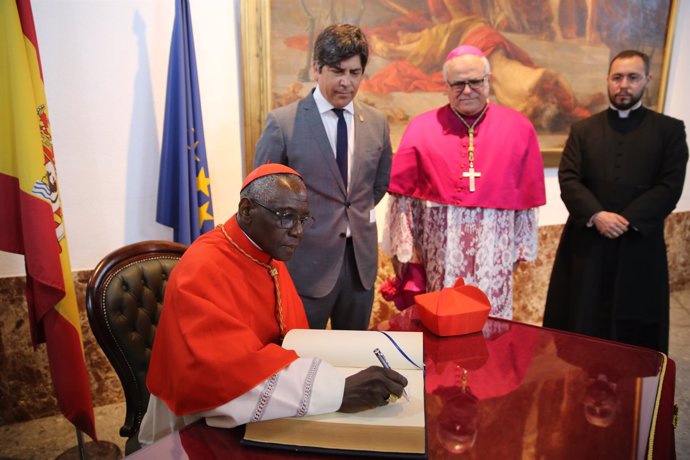 El cardenal firma en el Libro de Honor del Ayuntamiento de Montilla