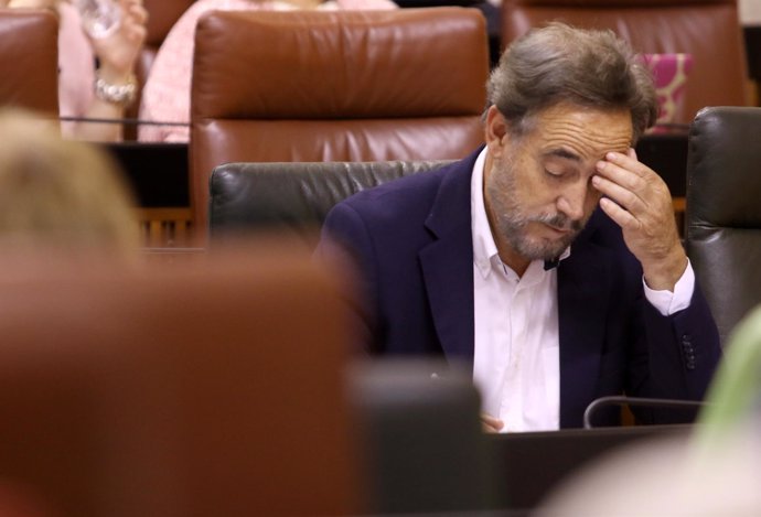 El consejero de Fomento y Vivienda, Felipe López, en el Pleno del Parlamento