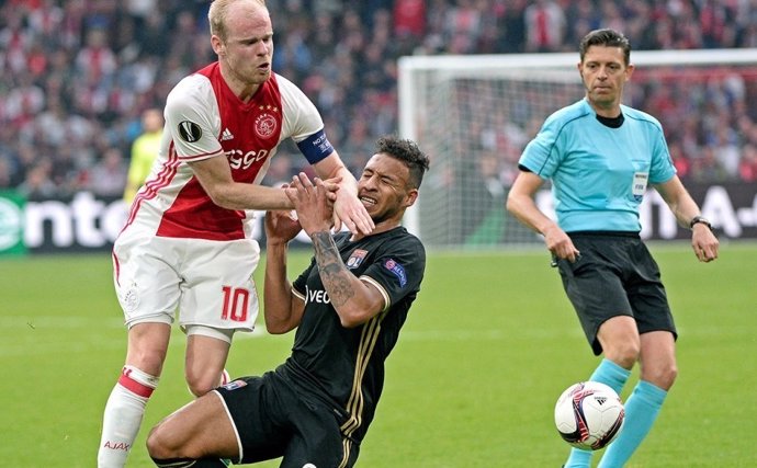 Klaasen y Tolisso disputan un balón en el Ajax-Lyon