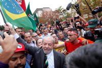 Lula acude a declarar por el caso Petrobras dándose un baño de masas