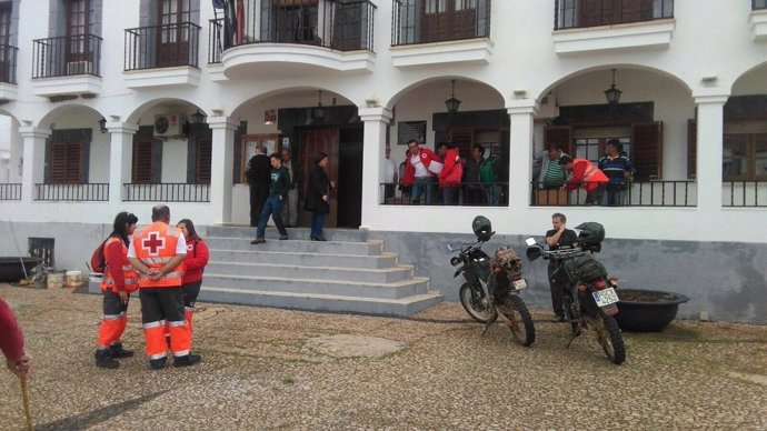 Miembros del dispositivo de búsqueda de la vecina en el ayunamiento de Hornachos