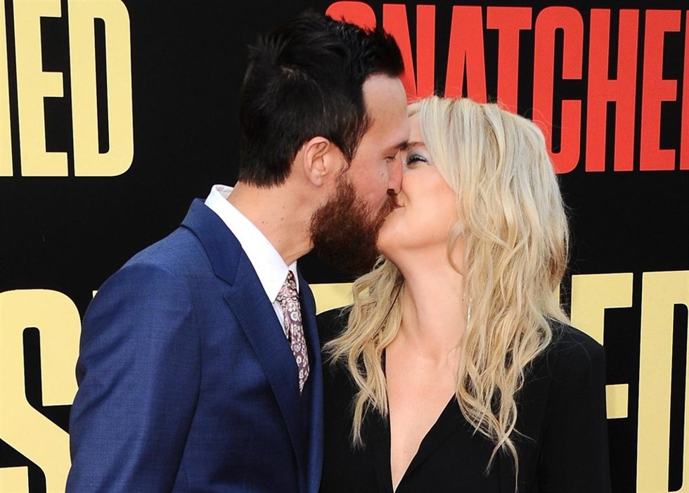 Kate Hudson presume de chico en la premiere de la película 'Snatched'