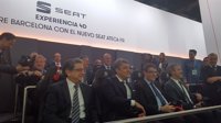 El ministro Álvaro Nadal se anima a probar la experiencia 4D de Seat