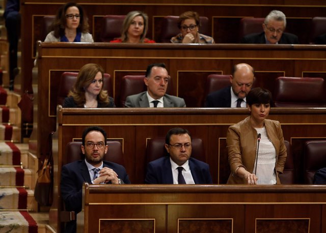 Isabel Rodríguez y diputados del PSOE