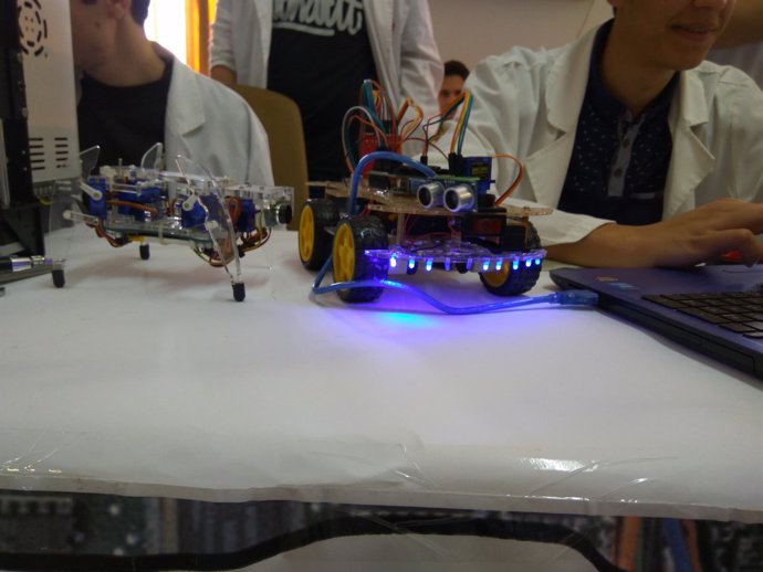 Robots creados por alumnos del San José participan en un concurso 