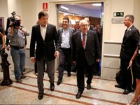 PSOE presentará una protesta formal en el Senado por el comportamiento de Mulet, que rompió una foto de Díaz