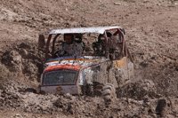 Toni Bou muestra su pericia con un camión de trial