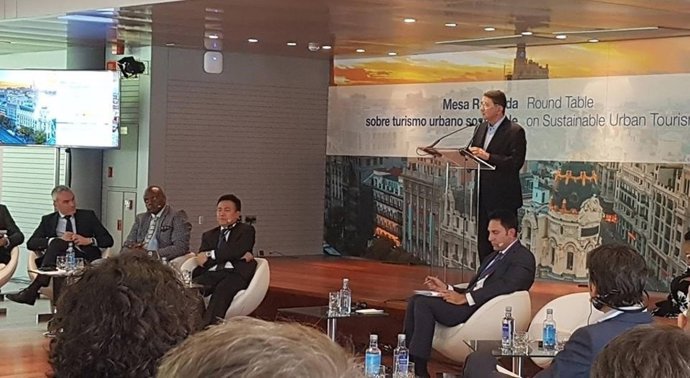 Mesa redonda sobre turismo sostenible