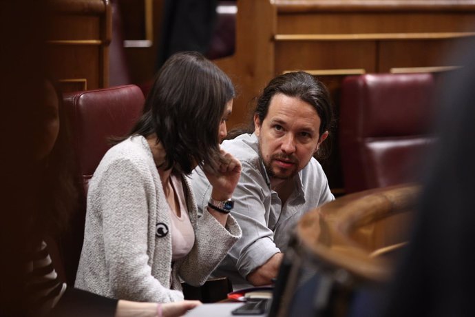 Irene Montero y Pablo Iglesias sentados en sus escaños en el Congreso