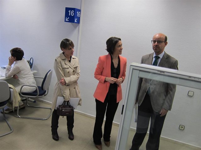 La consejera Dolores Carcedo visita la oficina de Campaña de Renta 2016