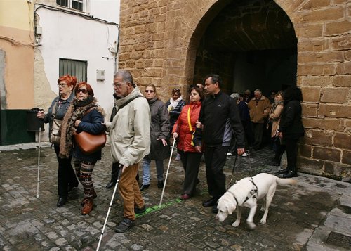 Grupo de personas ciegas de turismo con la ONCE