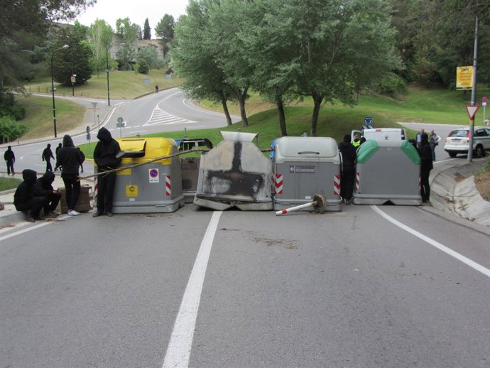Una de les barricades als accessos a la UAB
