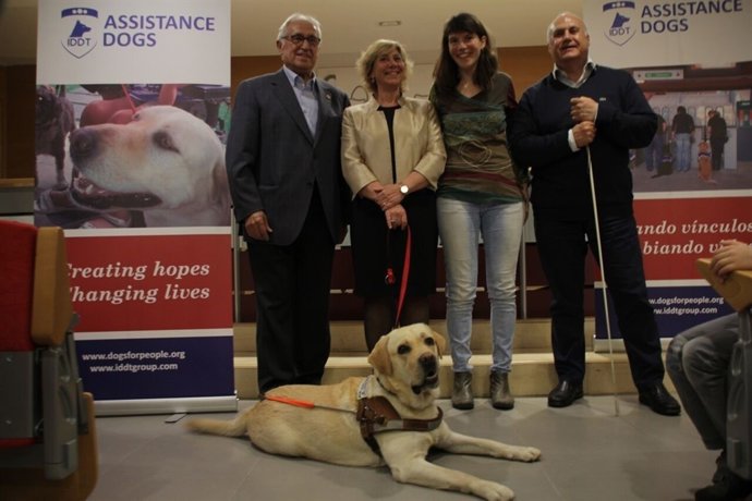 Entrega del primer perro guía aidestrado en Catalunya
