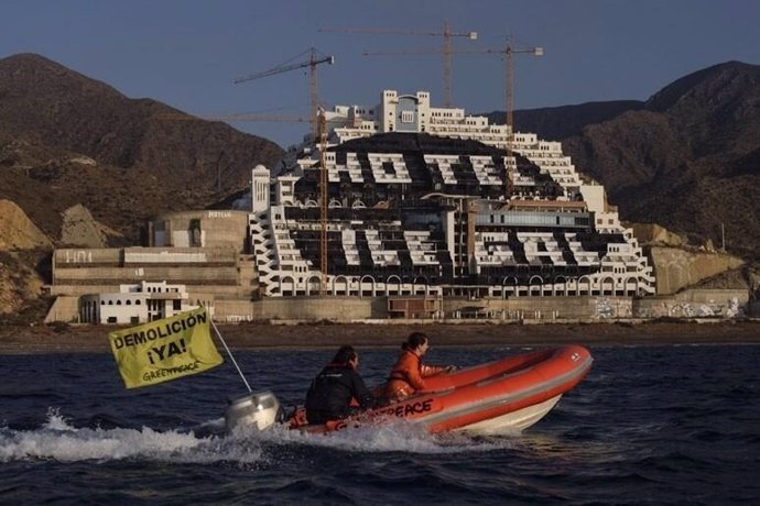 Una zódiac de Greenpeace navega frente al hotel de El Algarrobico