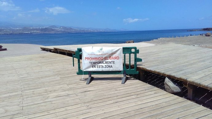 Np+Audio+Foto. El Ayuntamiento Cierra Temporalmente Al Baño La Playa De El Confi