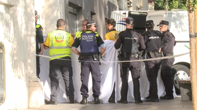 Mueren dos jóvenes tras desprenderse el suelo del ascensor