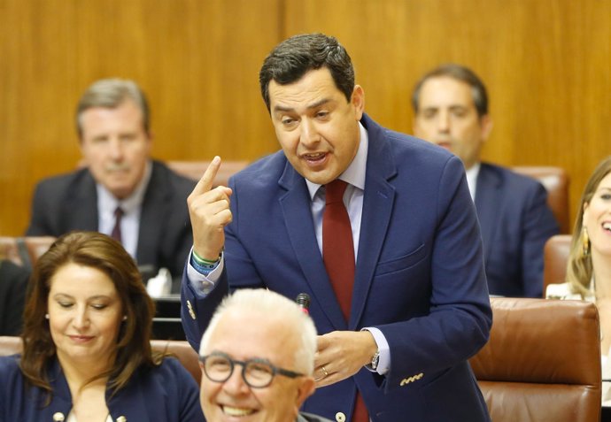 Juanma Moreno pregunta a Susana Díaz en el Parlamento andaluz