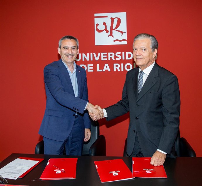 Rubio y De Barros, tras firmar el convenio