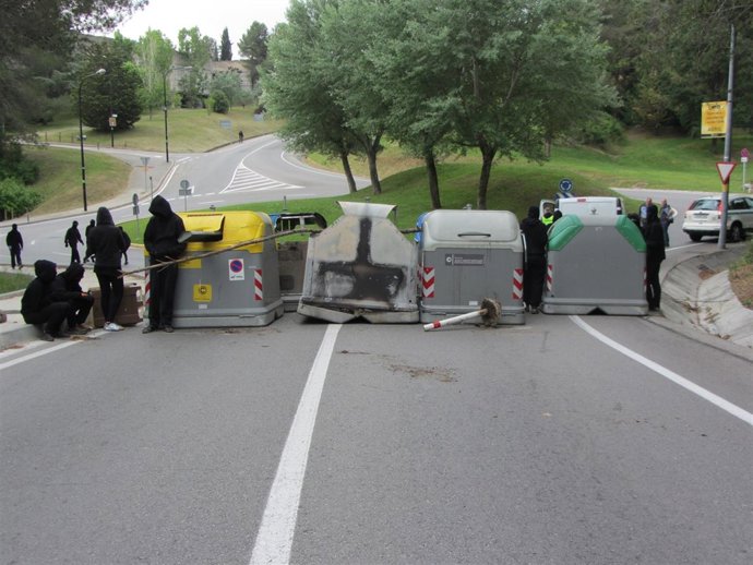 Una de las barricadas en los acceso a la UAB
