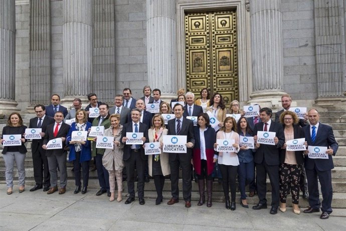 Diputados del PP en el Congreso "por la libertad educativa en Valencia"