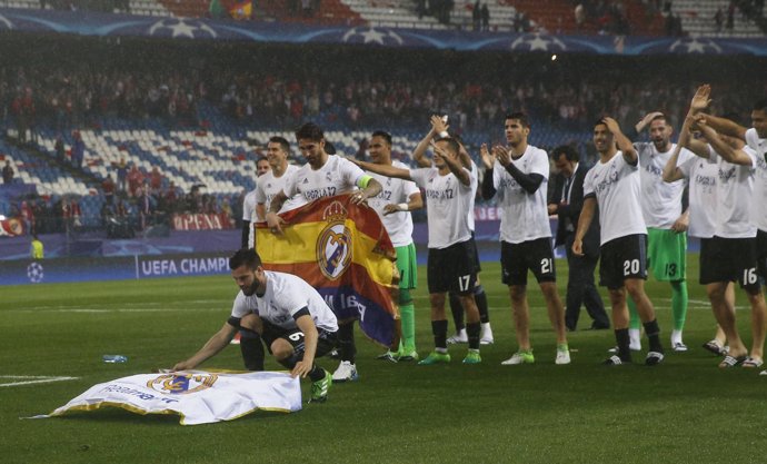 Nacho pone la bandera del Real Madrid en el césped del Calderón