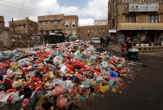 Montaña de basura en Saná