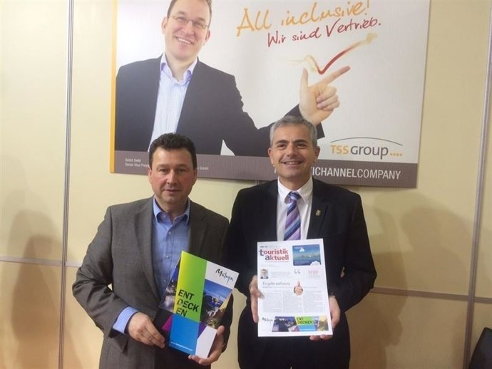 El concejal de Turismo, Julio Andrade, junto al responsable de TSS