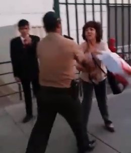 Mujer peruana agrede a un policía