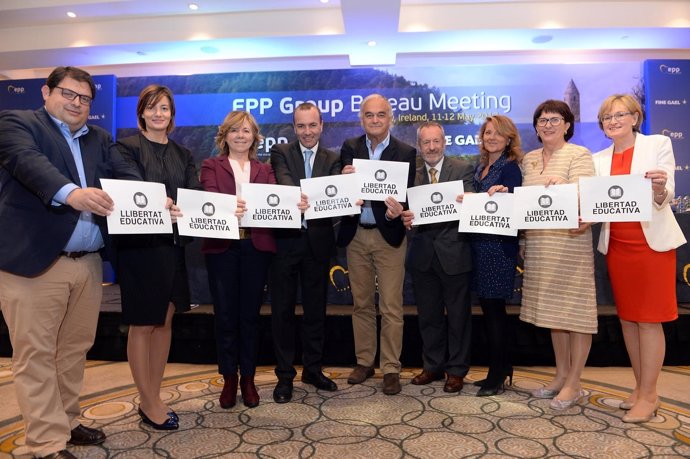 Miembros del PP en el parlamento europeo muestran carteles de libertad educativ