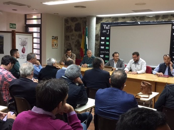 Reunión del subdelegado del Gobierno en Cáceres con alcaldes del Jerte